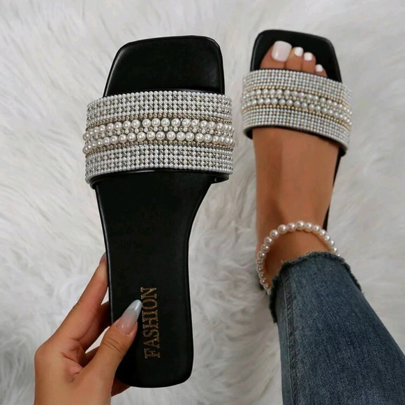 Fashionable Flat Sandals With Square Toe And Faux Pearl Embellishments - Picture 3 of 4
